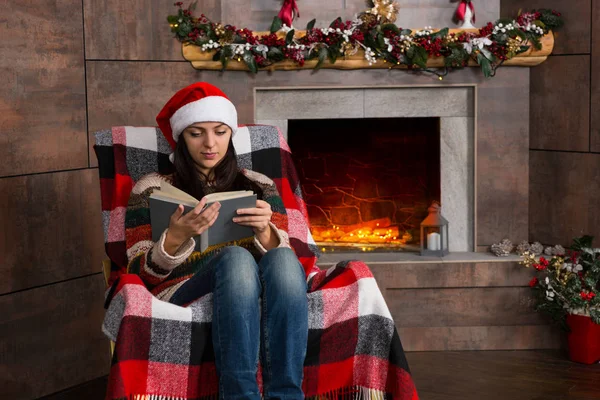 Привлекательная сконцентрированная женщина в смешной рождественской шляпе читает "Whi" — стоковое фото