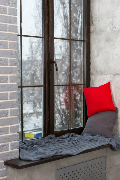 Gran ventana con alféizar de ventana en el dormitorio en estilo loft, outsi —  Fotos de Stock