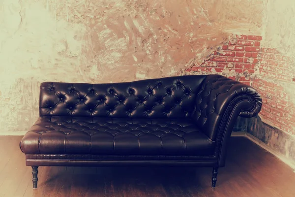 Leather sofa in the English style in the room with old vintage b — Stock Photo, Image