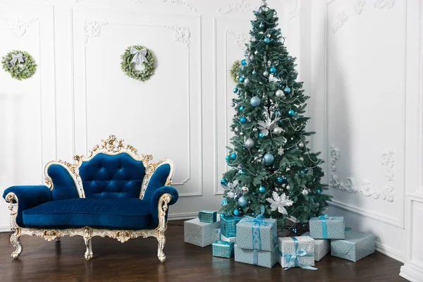 Árbol de Navidad con muchos regalos y diferentes decoraciones —  Fotos de Stock