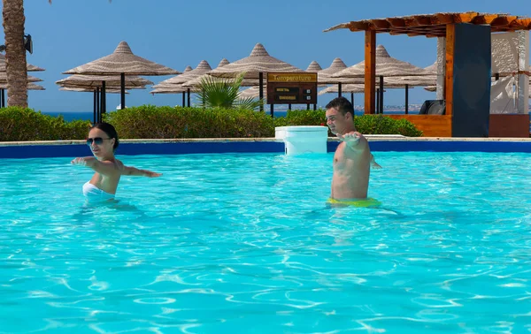 Junges Paar beim Aqua-Fitness im Schwimmbad — Stockfoto