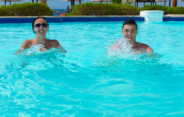 Happy usmívající se pár aqua fitness v bazénu — Stock fotografie