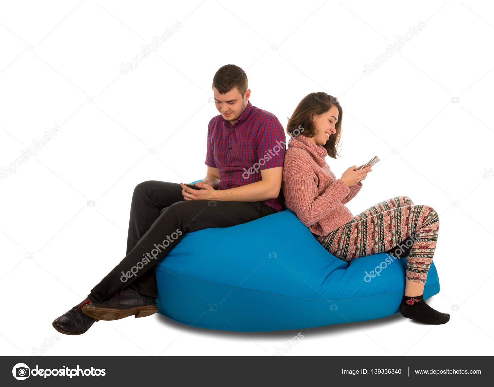 Junger Attraktiver Mann Und Frau Auf Blauem Sitzsack Sofa Sitzend Und Stockfotografie Lizenzfreie Fotos C Vaicheslav 139336340 Depositphotos