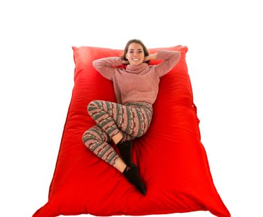 Güzel kadın izole kırmızı kare şeklinde puf koltuk üzerinde yalan