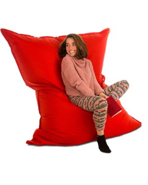 Yaşam için kırmızı puf koltuk sandalye üzerinde oturan genç ve güzel kadın 