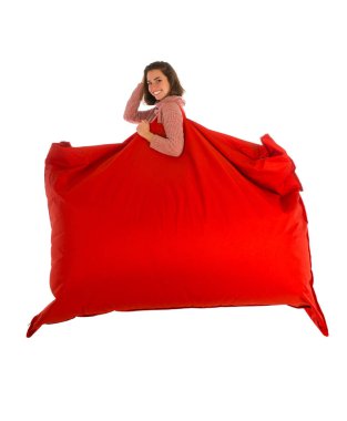 Onun omuz kırmızı dikdörtgen şekil üzerinde tutan genç gülümseyen kadın