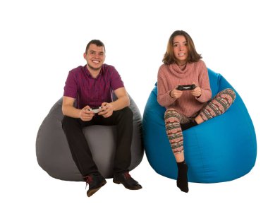 Çekici bir genç adam ve mavi ve gri puf üzerinde oturan kadın 