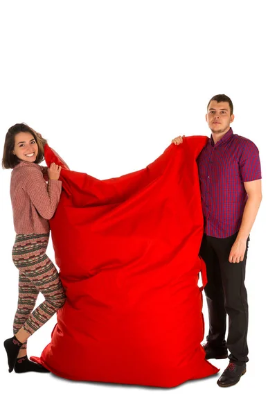 Jovem mulher e homem de pé e segurando em forma retangular vermelho — Fotografia de Stock