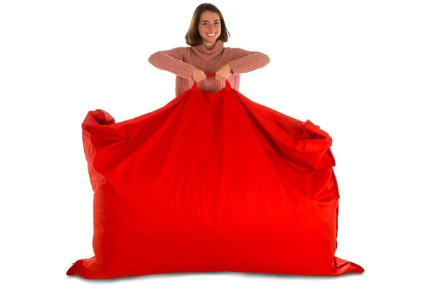 Ayakta ve kırmızı dikdörtgen şeklinde tutan genç gülümseyen kadın — Stok fotoğraf