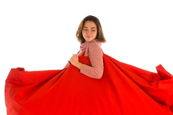 Jonge vrouw houden op haar schouder rode rechthoekige vorm beanb — Stockfoto