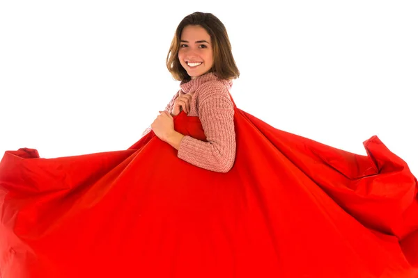 Mujer sonriente sosteniendo en su hombro rojo bea forma rectangular — Foto de Stock