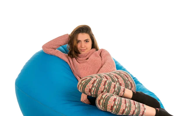 Wanita cantik berbaring di sofa Beanbag biru terisolasi di bac putih — Stok Foto