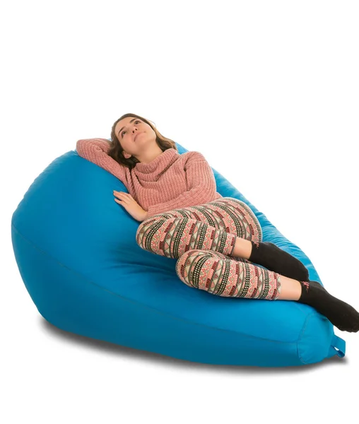 Vacker kvinna liggande på blå beanbag soffa för vardagsrummet eller ot — Stockfoto