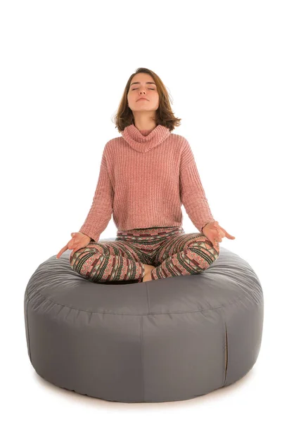 Ung kvinna mediterar medan du sitter i lotusställning på rou — Stockfoto