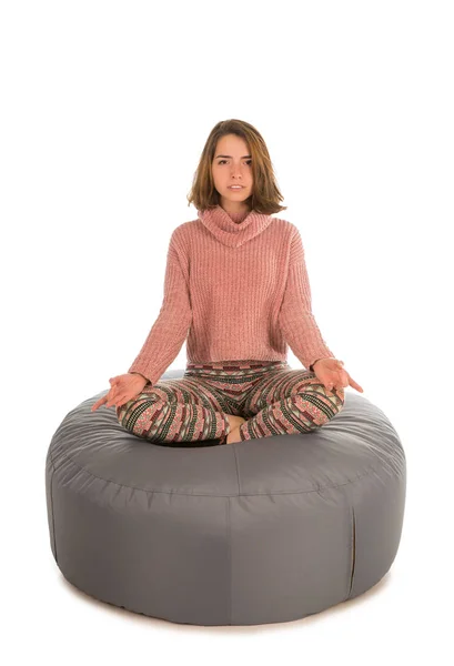 Жінка медитує, сидячи в положенні лотоса на круглій ша — стокове фото