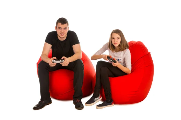 Ung man och rolig tjej som spelar TV-spel medan du sitter på re — Stockfoto