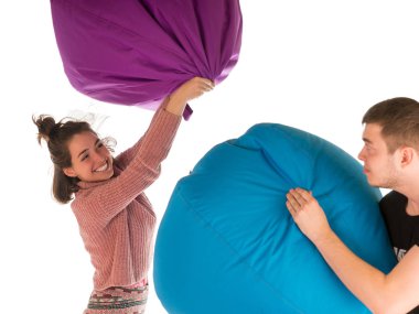 Genç komik çift Beanbag sandalye ile mücadele