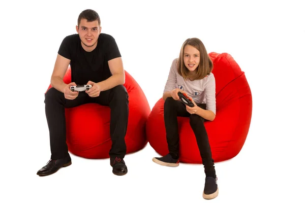 Jonge mannelijke en grappig meisje spelen van videospellen zittend op r — Stockfoto