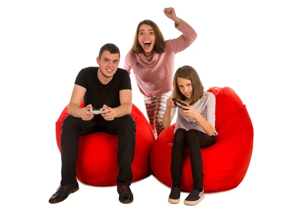 Unga människor är entusiastiska över spelar TV-spel medan si — Stockfoto
