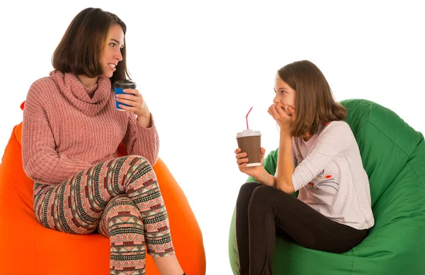 Jonge aantrekkelijke vrouw en meisje zittend op Zitzak stoelen, talki — Stockfoto