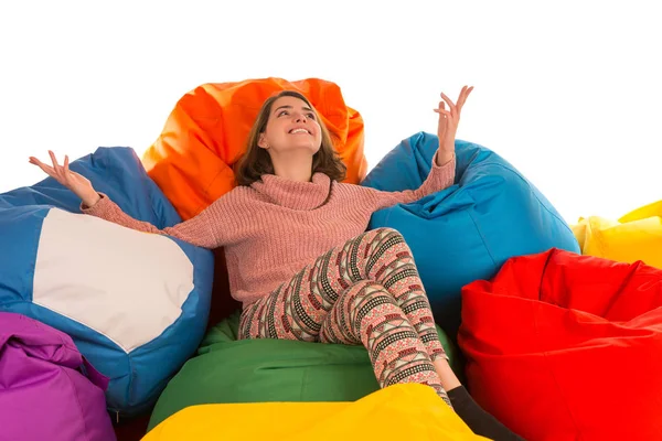 Jovem feliz sorrindo mulher sentada entre cadeiras beanbag — Fotografia de Stock