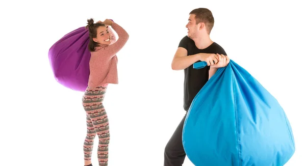 Muda lucu laki-laki dan perempuan berkelahi dengan kursi beanbag — Stok Foto