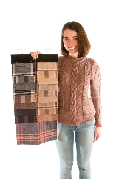 Jonge lachende vrouw in trui houdt stof stalen — Stockfoto