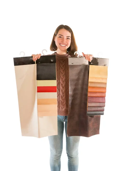 Mujer joven en suéter sosteniendo muestras de tela —  Fotos de Stock