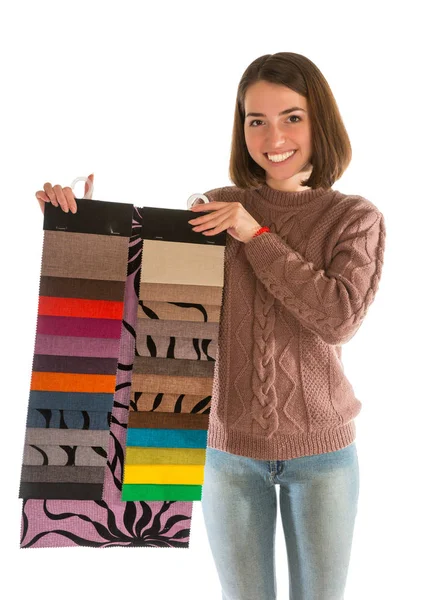 Aantrekkelijke vrouw in trui houdt stof stalen — Stockfoto