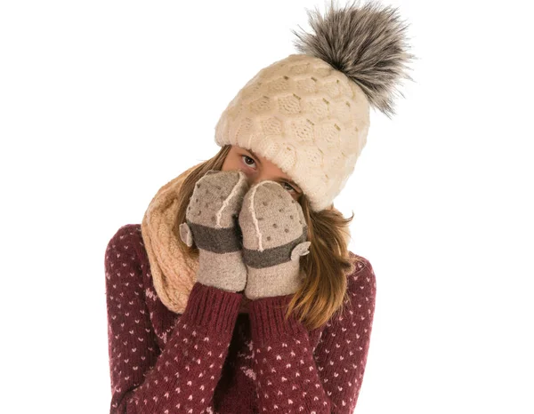 Девушка в тёплом свитере, шляпе, шарфе и варежках закрыла лицо. — стоковое фото