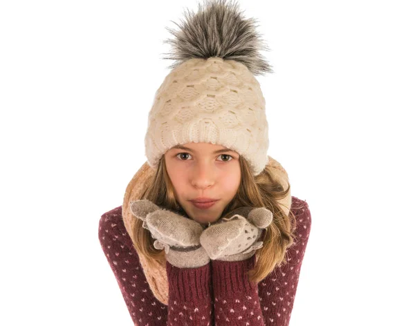 Schattig meisje in trui, muts, sjaal en wanten stuurt een lucht-kus — Stockfoto