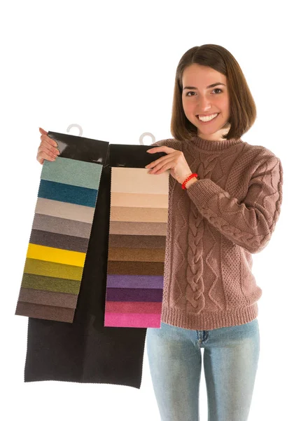 Mooie vrouw in trui houdt stof stalen — Stockfoto