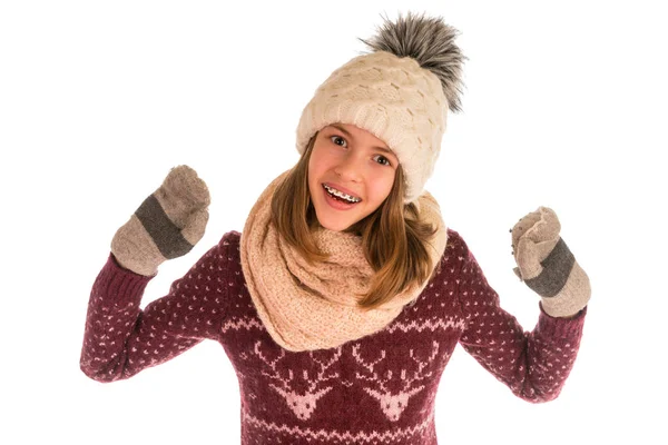 Симпатичная девушка в тёплом свитере, шляпе, шарфе и варежках веселится. — стоковое фото