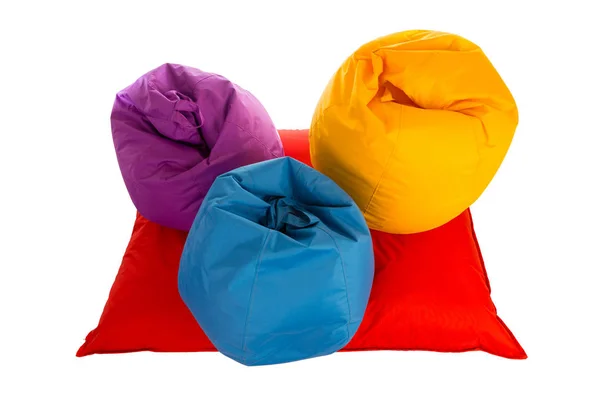 Tampilan atas pada kursi beanbag ungu, biru dan kuning pada beanba merah — Stok Foto