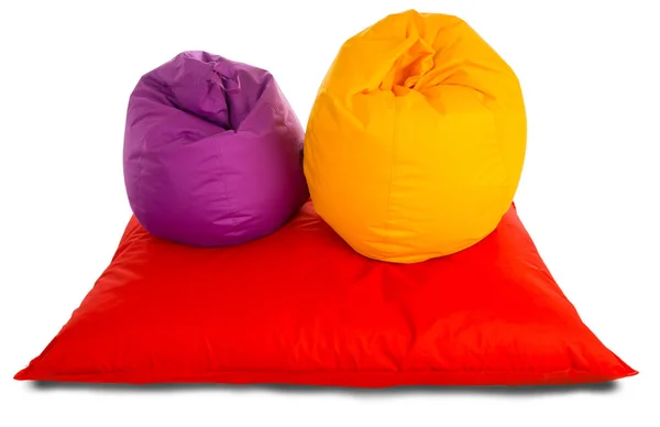 Chaises pourpres et jaunes pour sac à haricots sur canapé rouge — Photo