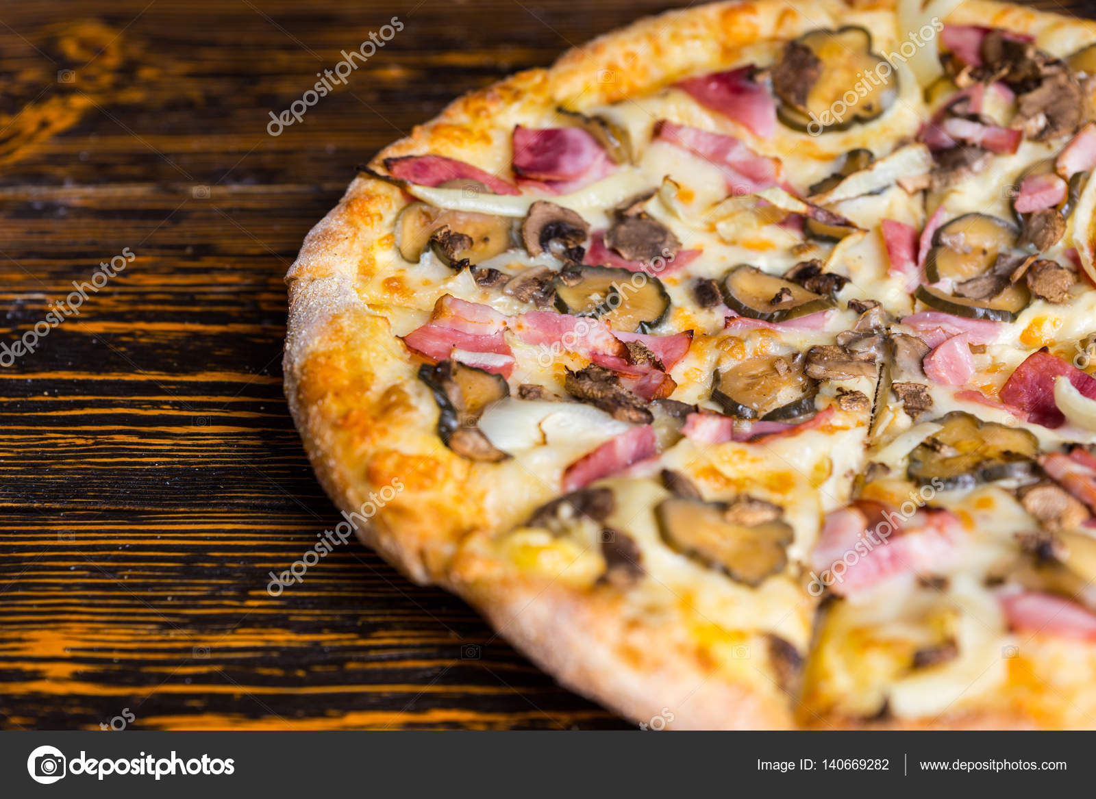 Pizza jambon, mantar, soğan ve turşu ahşap tablo Stok fotoğrafçılık
