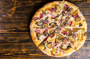 Lezzetli Pizza jambon, mantar, soğan ve pi yüksek açılı görünüş