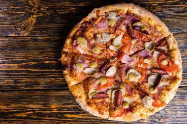 Yüksek açılı görünüş lezzetli Pizza jambon, domates, sosis ve 