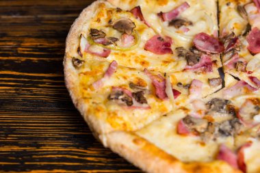 Lezzetli Pizza jambon, mantar ve soğan yakın çekim
