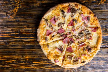 Lezzetli Pizza jambon, mantar ve soğan yüksek açılı görünüş