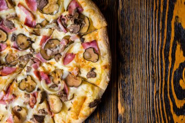 Yüksek açılı görünüş yarısının lezzetli pizza jambon, mantar, 