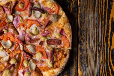 Yarısının lezzetli pizza jambon, domates, s ile yüksek açılı görünüş