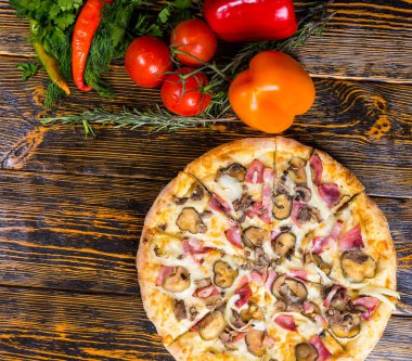 Yüksek açı pizza görünümünü, yakın olan biber, domates, r fışkın