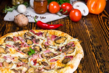Turşu ahşap masa, domates ve diğer lezzetli pizza