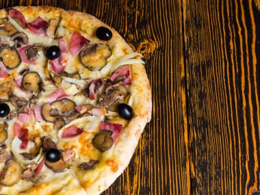 Yarısının lezzetli pizza jambon, mantar, oliv ile yüksek açılı görünüş