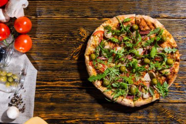 Yalan üzerine bir napk yanında roka zeytinli pizza yüksek açılı görünüş