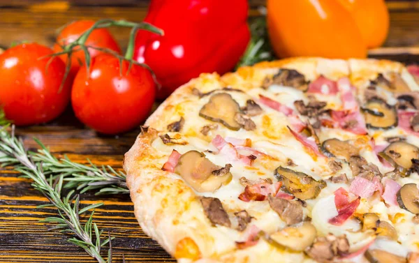 Zbliżenie na pysznej pizzy, w pobliżu są inne warzywa o serwetka — Zdjęcie stockowe