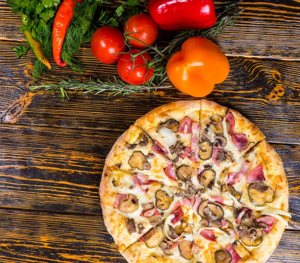 Wysoki kąt widzenia pizzy, w pobliżu są papryka, pomidory, gałązką r — Zdjęcie stockowe