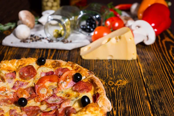 Pepperoni pizza z oliwkami, w pobliżu kłamstwo sera i warzyw — Zdjęcie stockowe