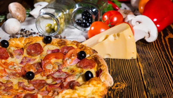 Zamknąć z pepperoni pizza z oliwkami, w pobliżu kłamstwo ser i oth — Zdjęcie stockowe